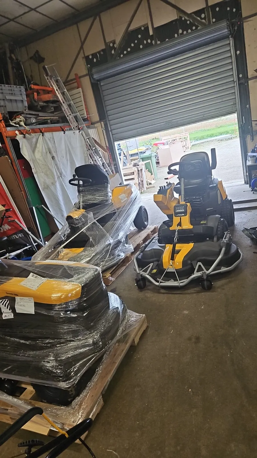 Autoportées à l'atelier, devant la porte ouverte