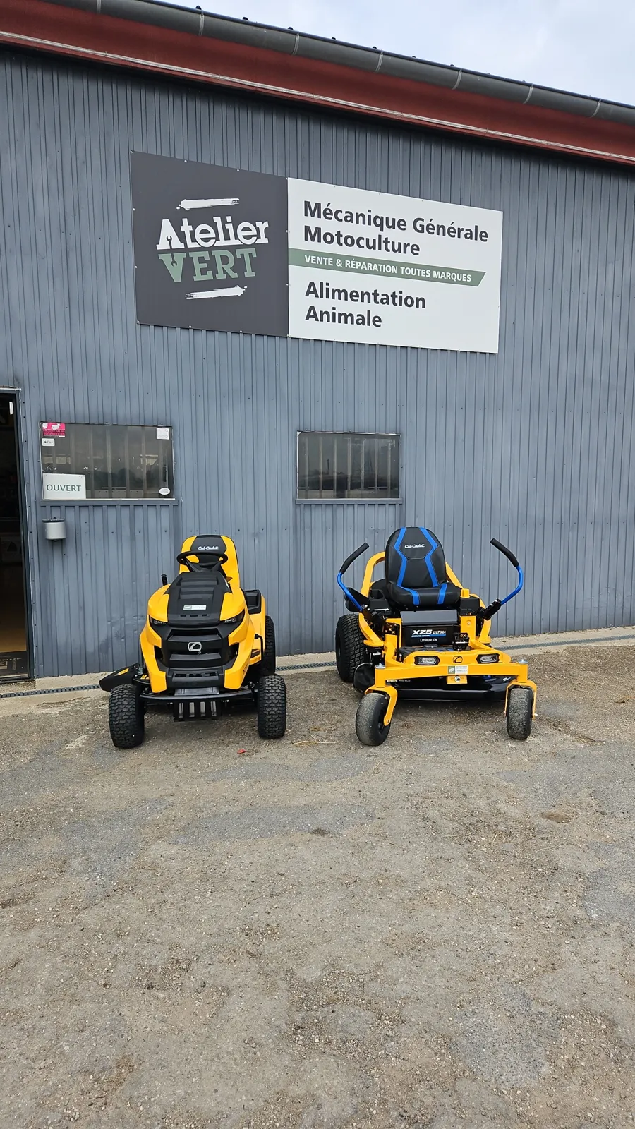 Autoportées Cub Cadet devant l'atelier